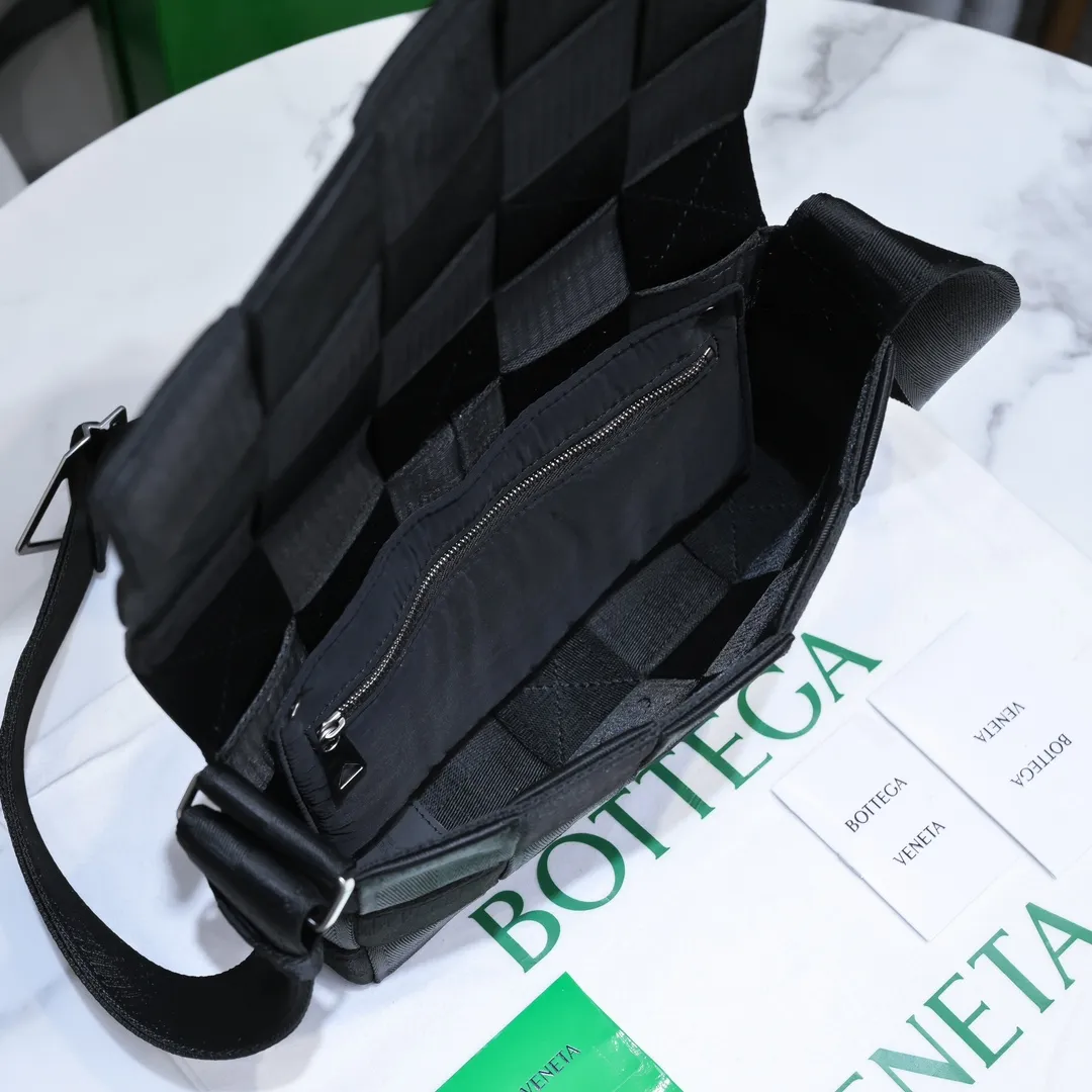 B’s new fall and winter products are coming! The popular Cassette square bag with woven elements has been upgraded again and made its grand debut. This time it is made of woven webbing. It feels super soft and delicate. The opening is designed with a magnetic buckle. The hardware has also been fully upgraded. Both the accessories and the design are at a higher level. It is simple and advanced for both men and women. 🉑️ It can be worn crossbody or in the hand to bring a sense of luxury and a strong aura! Hurry up and get it. Size 25x15x5, style number: 6618#